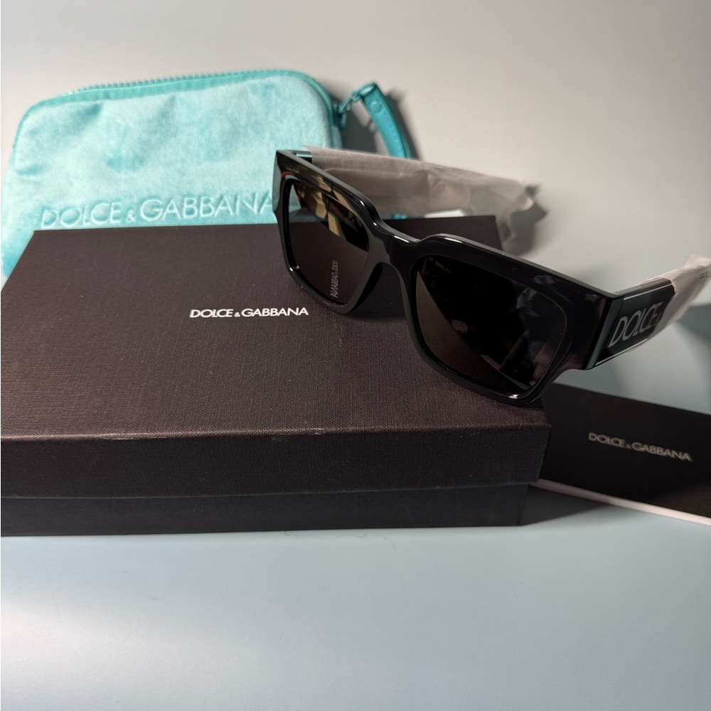 Dolce & Gabbana Black Sunglasses with Aqua Case & Box NIB

Made in Italy - Picture 2 of 10